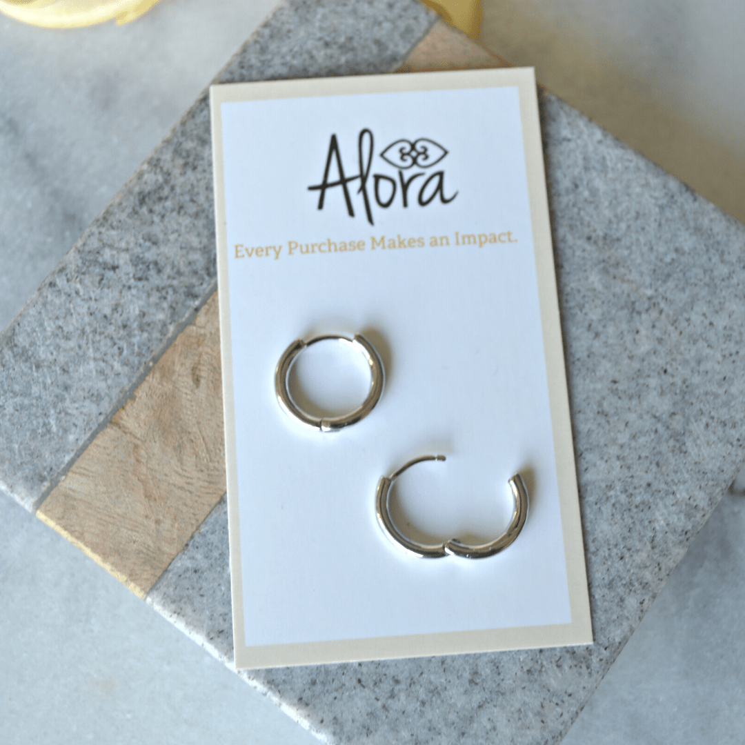Kelly | Simple Huggie Hoop Earrings - Medium - Alora Boutique